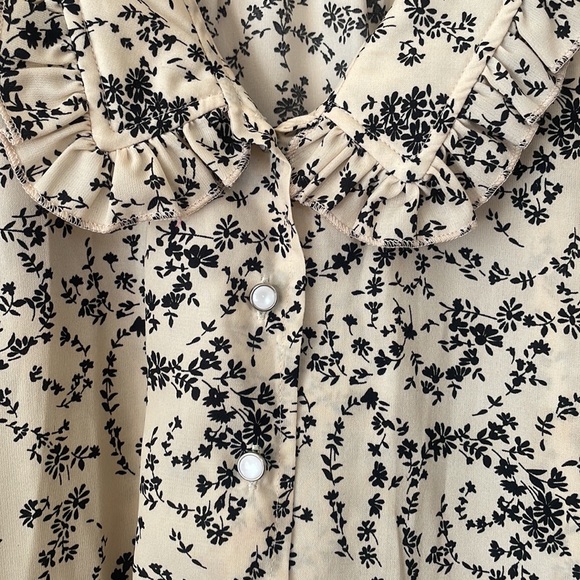 Floral button down with pearl buttons - Picture 2 of 2